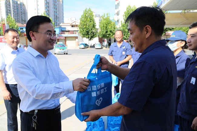 安全為本  情系職工——高溫季，安慶港華為職工撐起“遮陽(yáng)傘”