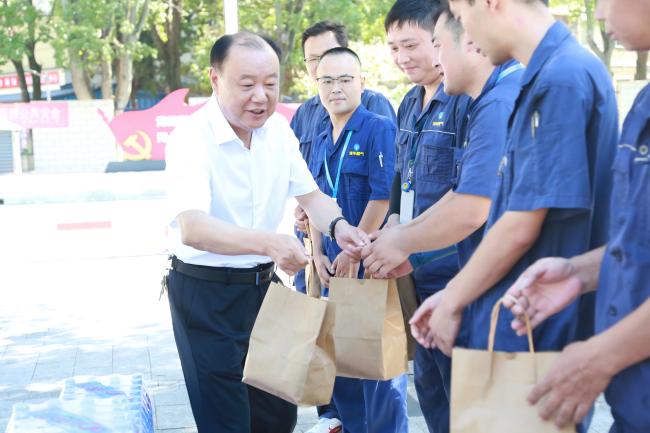 安慶市總工會(huì)至安慶港華開展“送清涼”慰問活動(dòng)